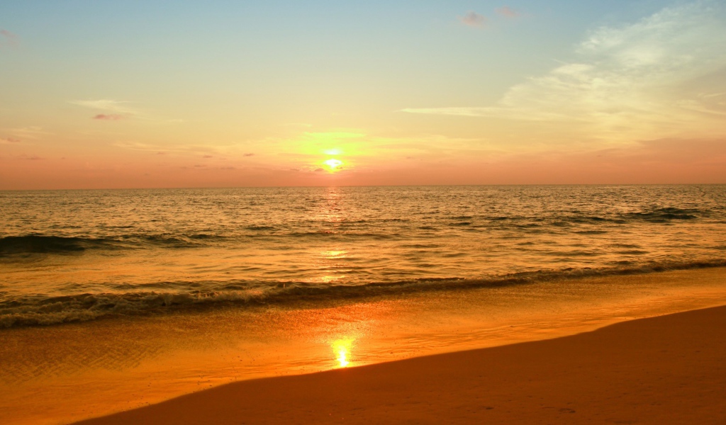 Закат солнца в небе над морем летом 
