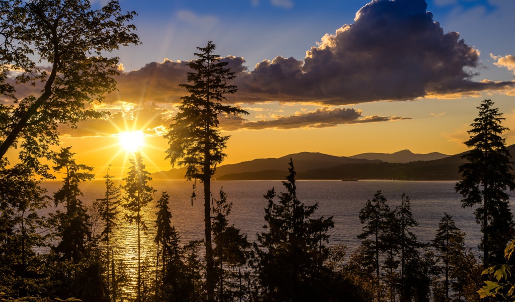 Закат солнца над озером в небе с облаками 