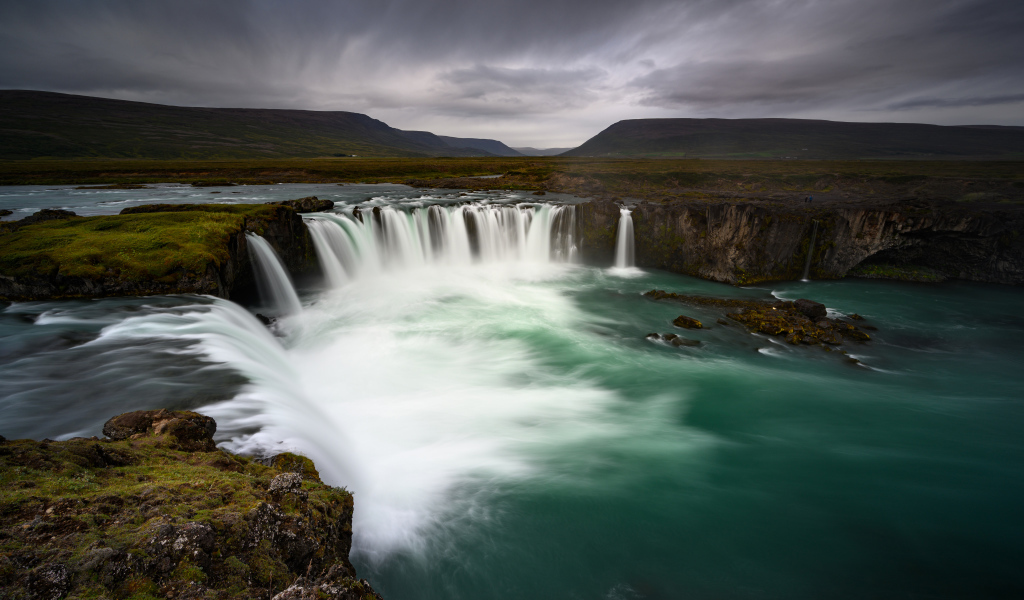Пасмурное небо над водопадом 