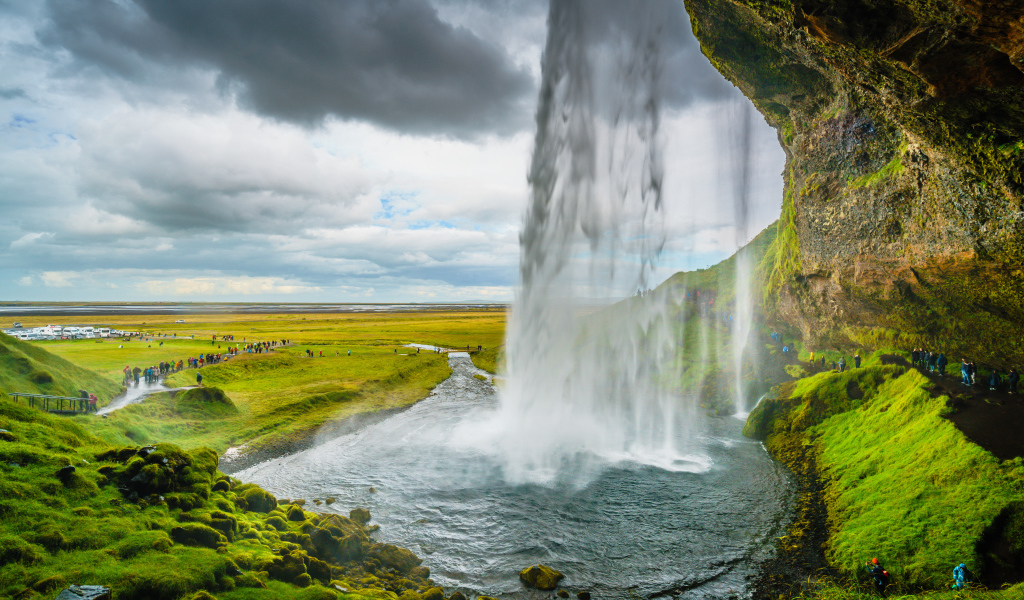 Водопад в Исландии стекает со скалы 