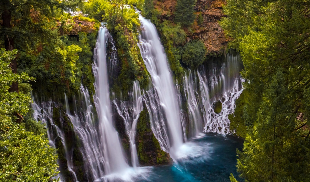 Быстрый водопад стекает с утеса, Калифорния