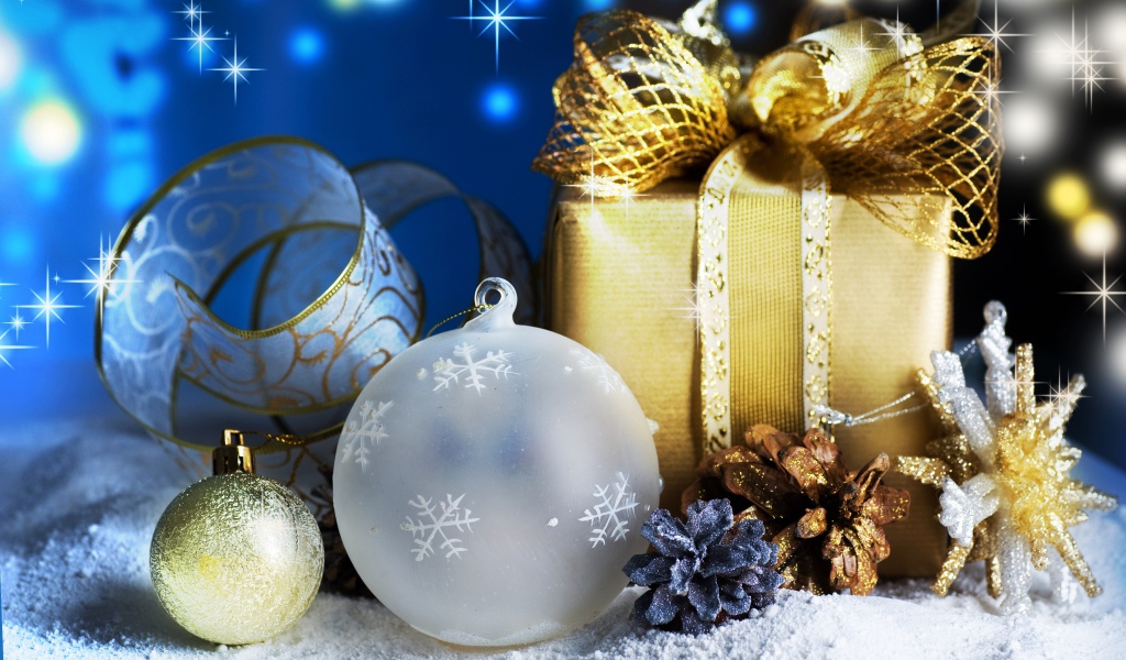 Красивые елочные игрушки и подарок крупным планом