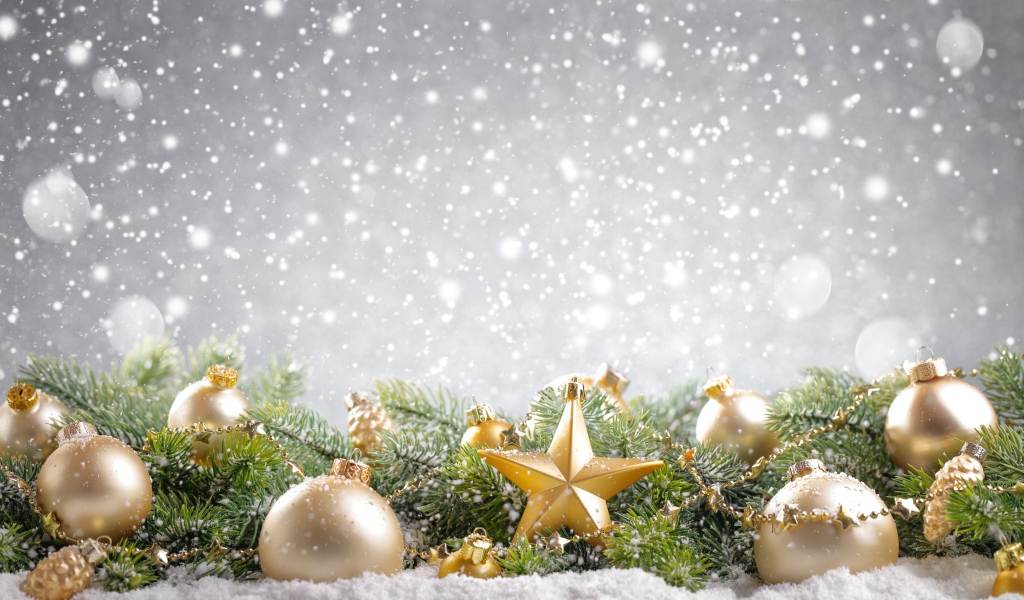 Красивые елочные игрушки с веткой, фон для новогодней открытки