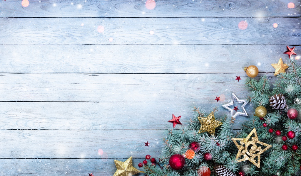 Красивый фон для новогодней открытки с еловой веткой и игрушками