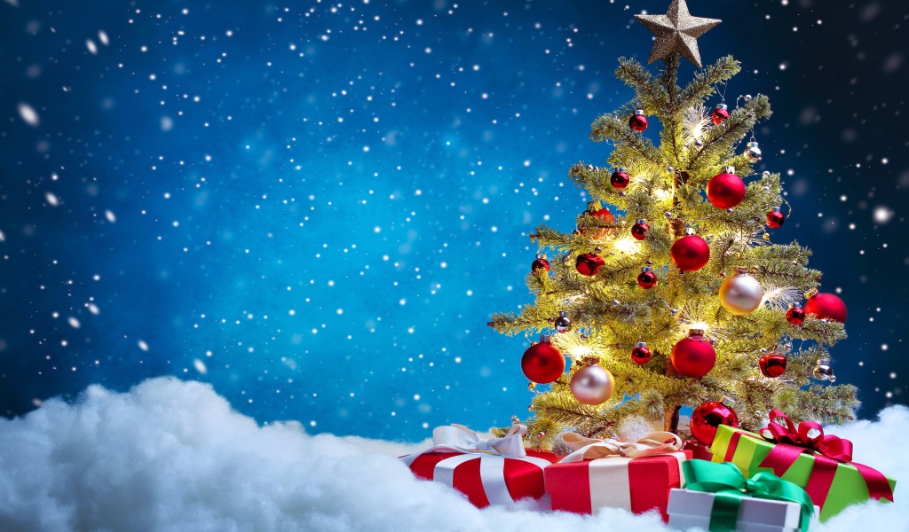 Красивая наряженная елка с подарками, фон для новогодней открытки