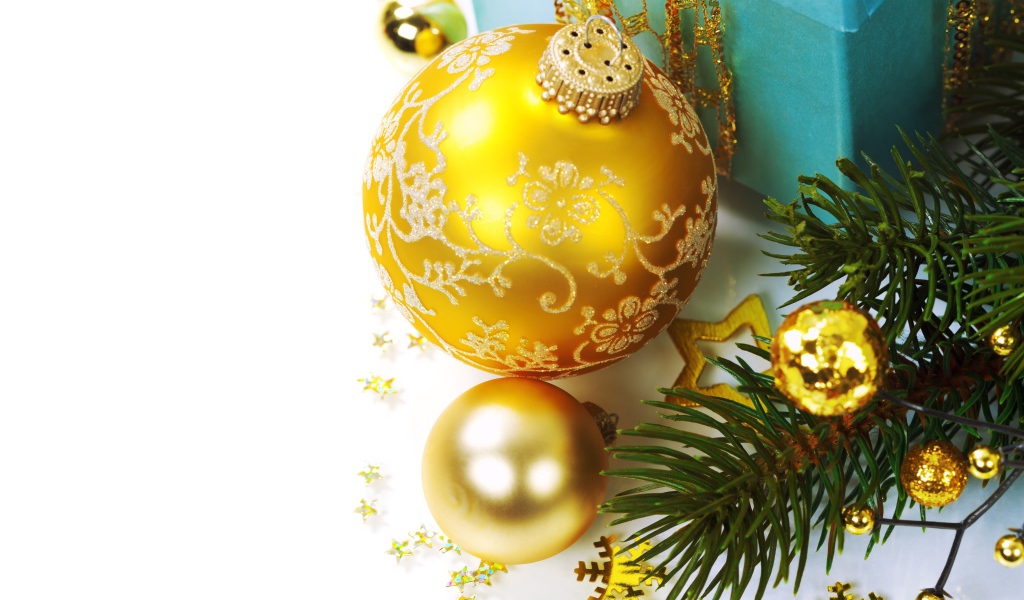 Красивые золотистые елочные шарики на новый год