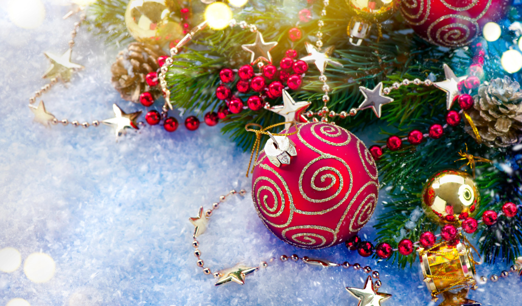 Яркие елочные украшения на снегу с веткой 