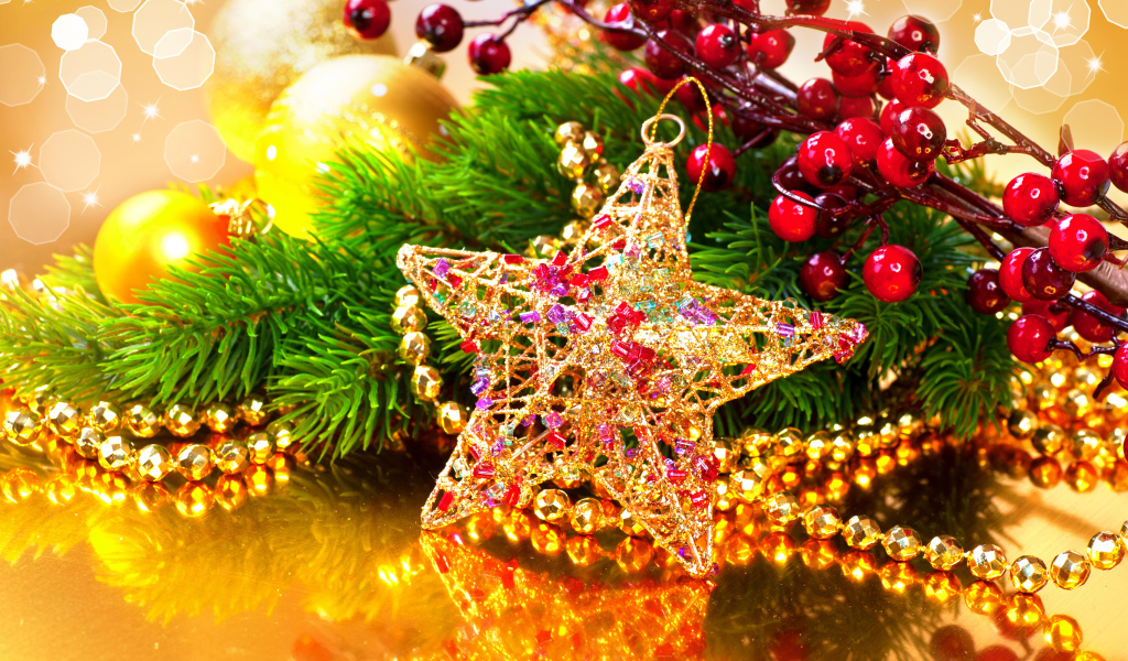 Яркая елочная игрушка с веткой на Новый год 