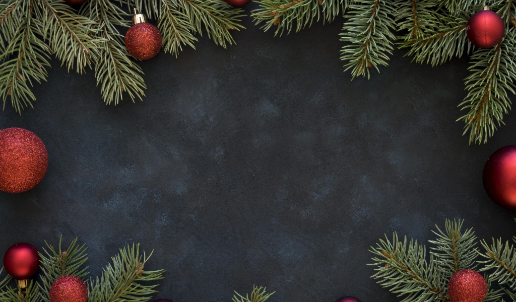 Елочные ветки с красными шариками, фон для новогодней открытки 