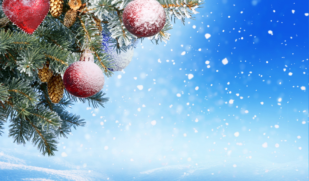 Еловая ветка с игрушками на голубом фоне на Новый год 