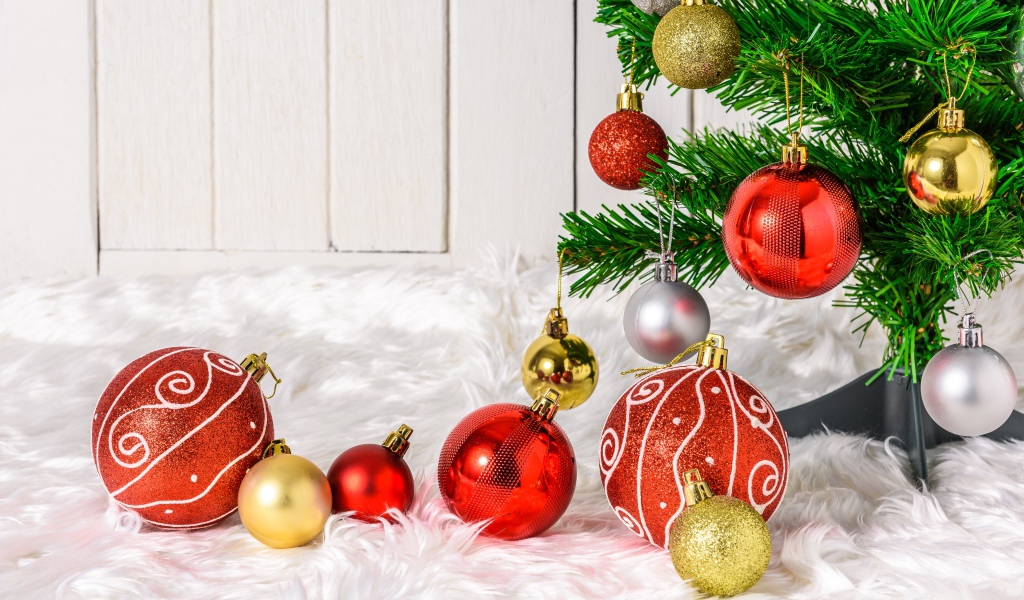 Красные и золотистые шарики с елкой на новый год 