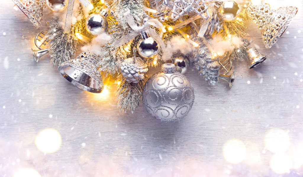 Серебристые елочные украшения на новый год 2021