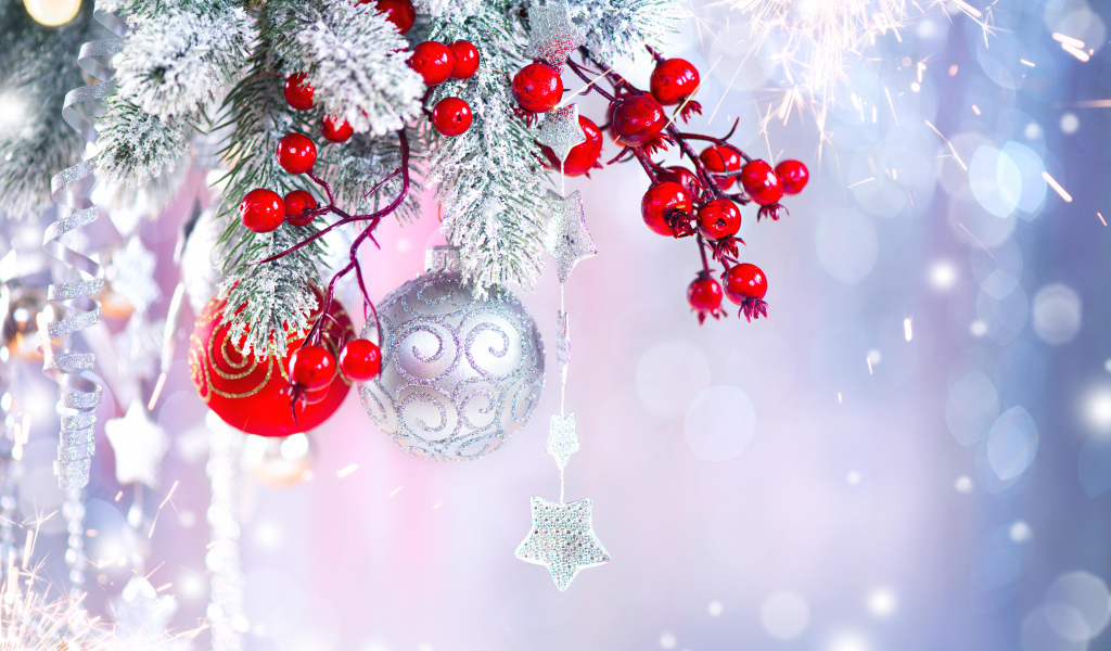 Заснеженная ветка с игрушками, фон для открытки на Новый год 