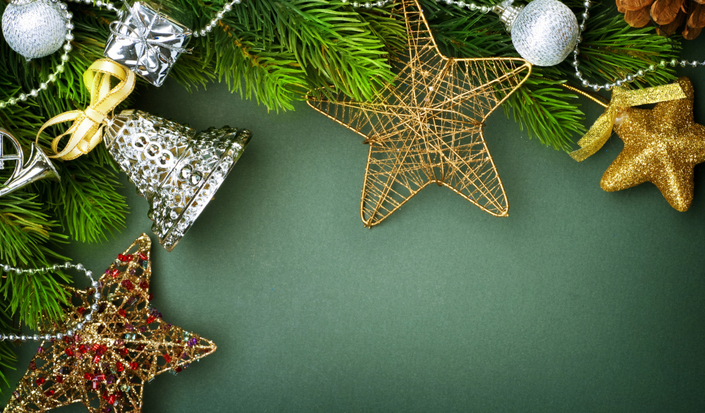 Шаблон для новогодней открытки с игрушками на зеленом фоне