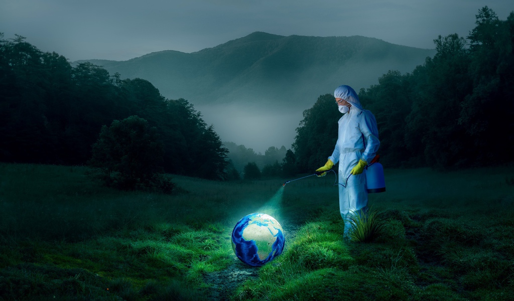 Мужчина обрабатывает землю от вирусов