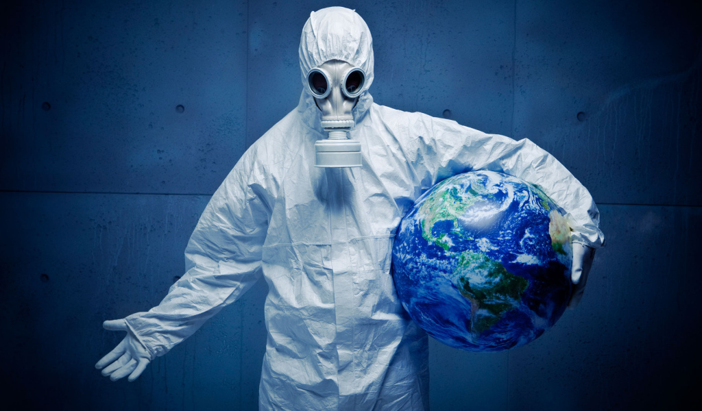 Мужчина в белом защитном костюме спасает планету от пандемии коронавирус covid-19
