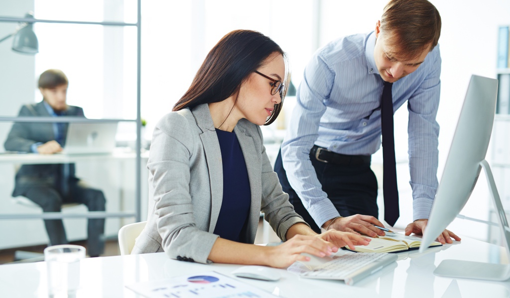 Деловая девушка и парень в офисе 