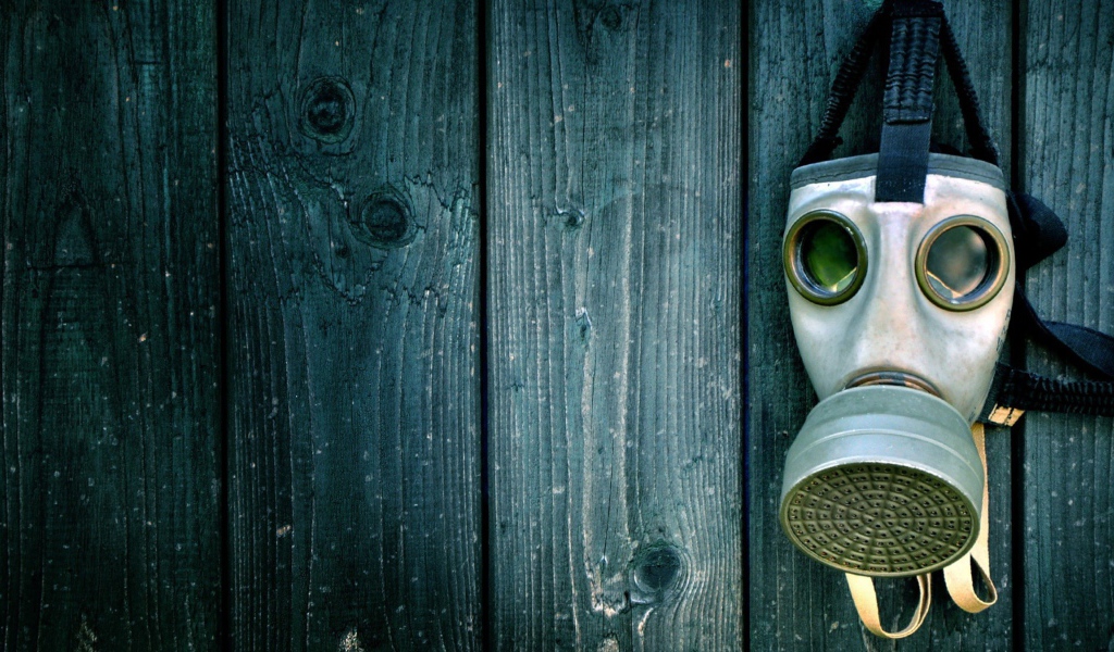 Противогаз висит на деревянное стене, пандемия covid-19
