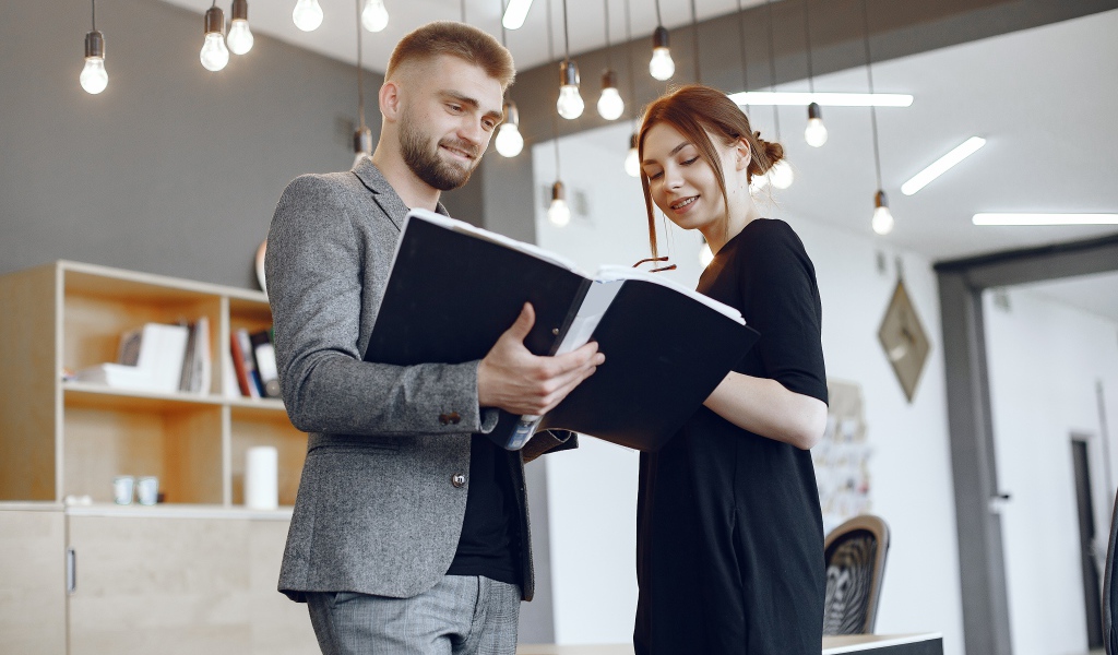Мужчина и девушка с договором в офисе