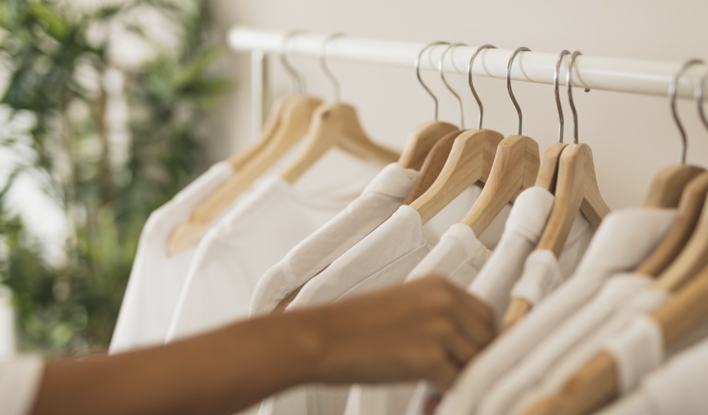 Много белых рубашек на вешалке