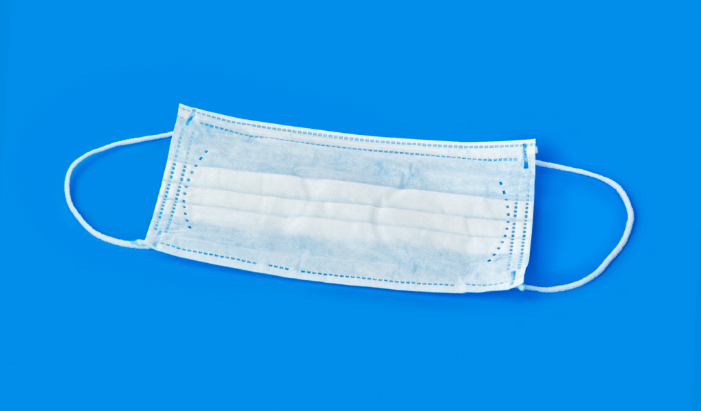 Медицинская маска на голубом фоне