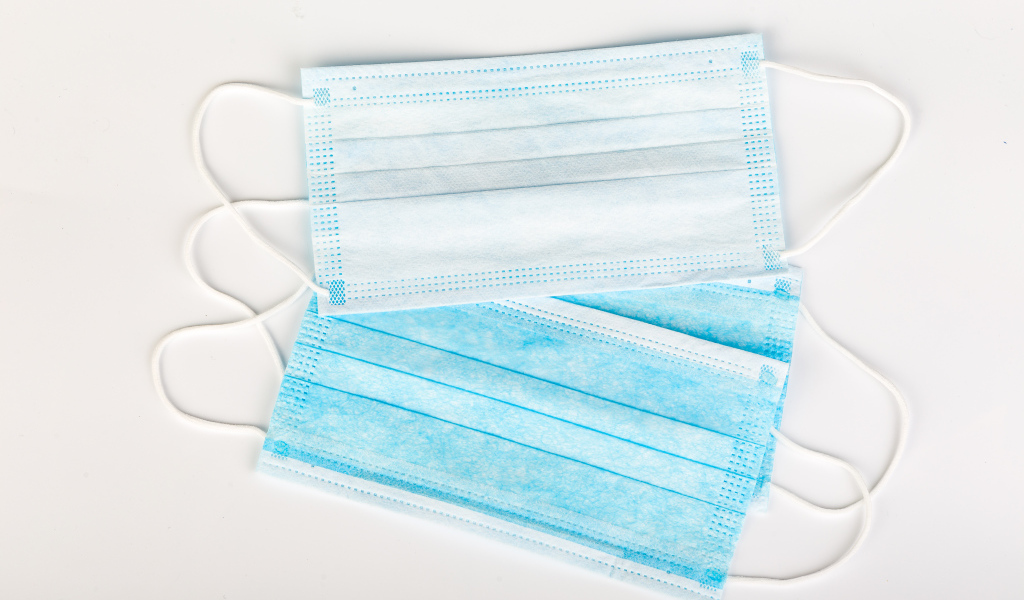 Медицинские маски на сером фоне, коронавирус covid-19