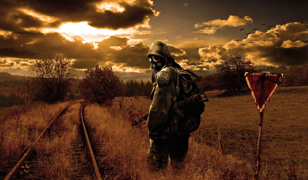 Сталкер в противогазе на рельсах, коронавирус 2020