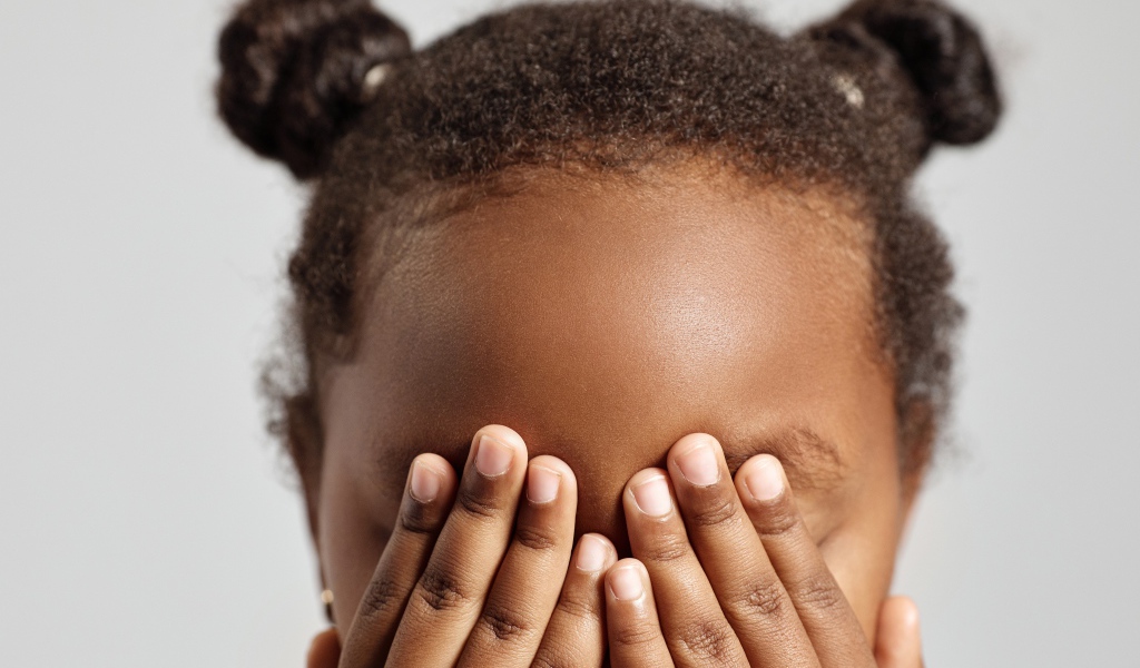 Темнокожая девочка закрыла глаза 