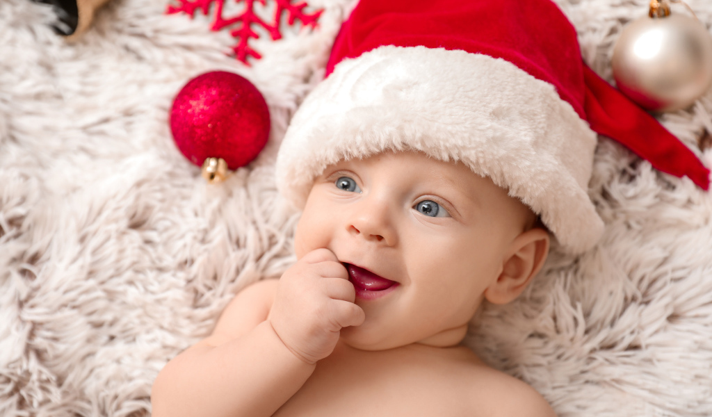 Милый малыш в красной шапке Санта Клауса 