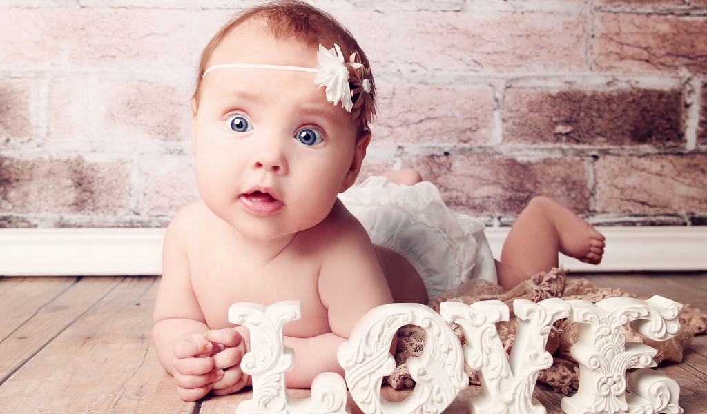 Милый голубоглазый ребенок с надписью любовь 