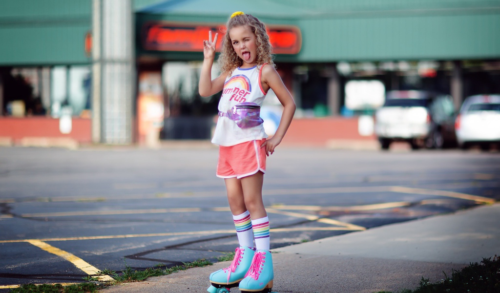 Модная маленькая девочка на роликах 