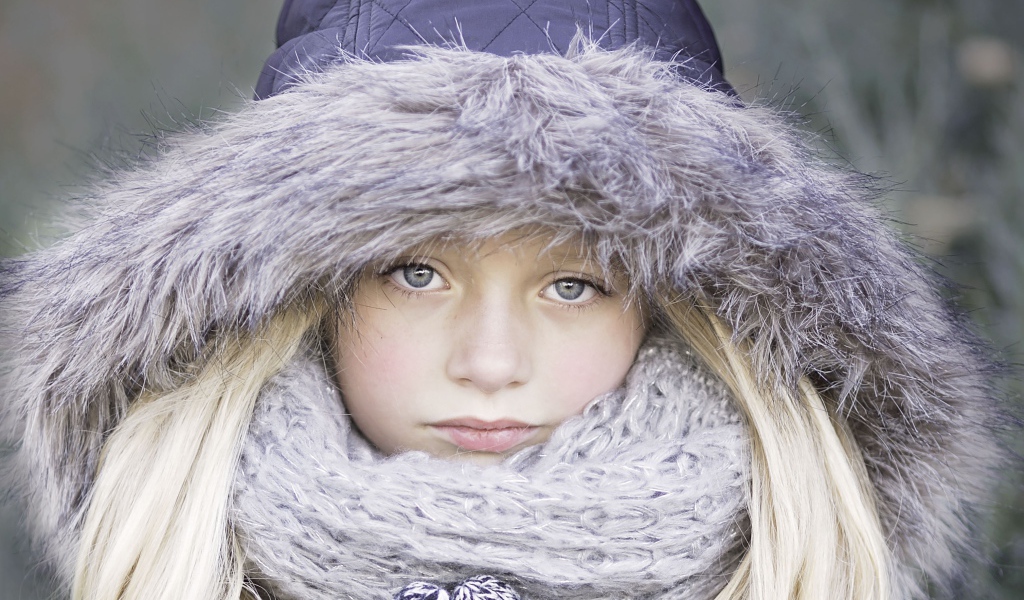 Девочка в теплой куртке зимой