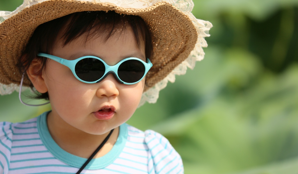 Маленький ребенок азиат в очках и панаме 