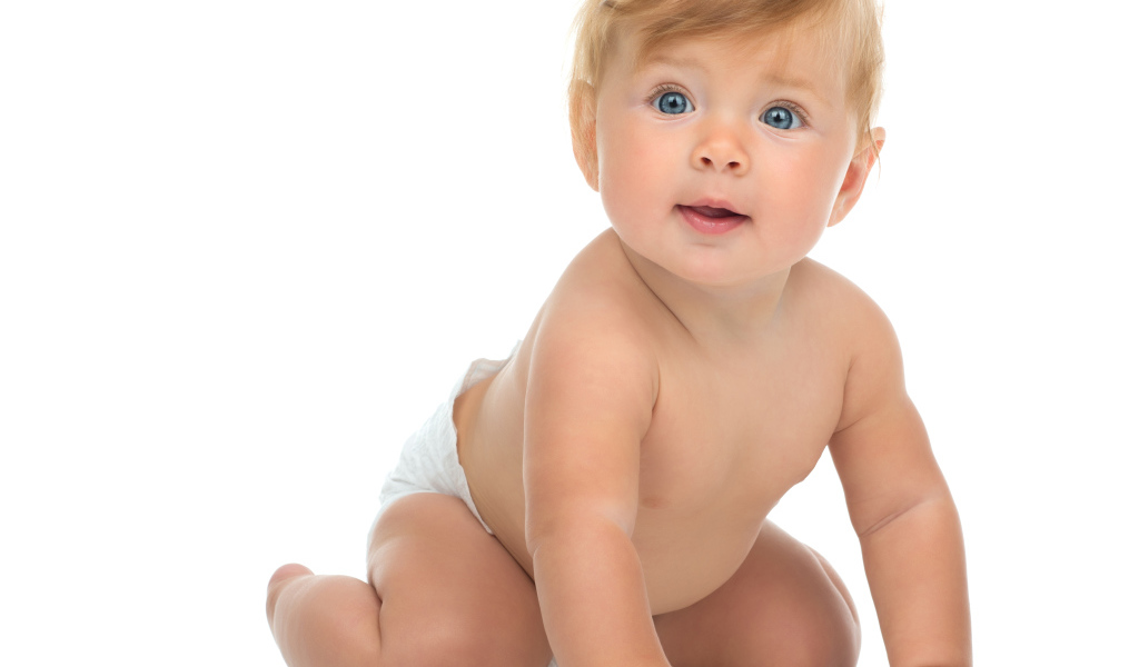 Маленький голубоглазый ребенок на белом фоне