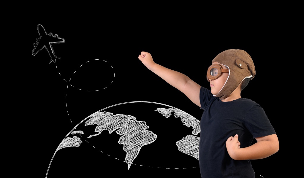 Маленький мальчик мечтает стать летчиком