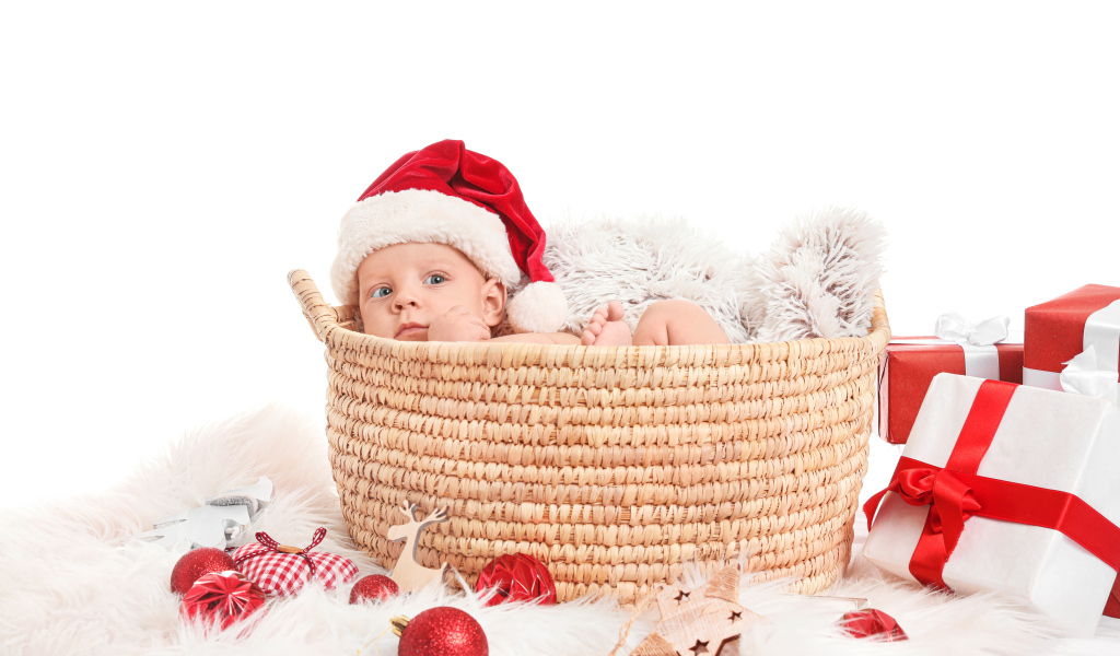 Маленький ребенок в корзине с подарками на новый год 