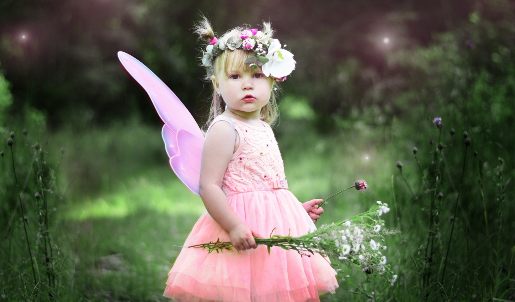 Маленькая девочка в розовом платье феи 