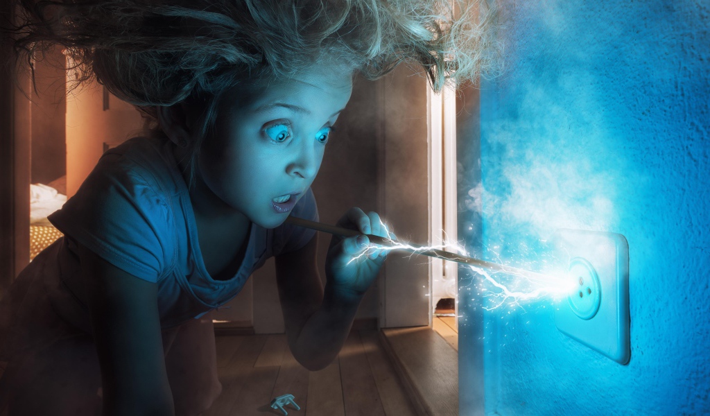 Маленькая девочка засунула палку в розетку 