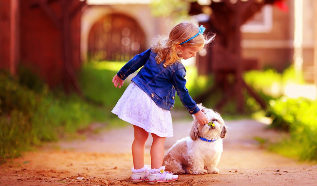 Маленькая девочка гуляет с собакой 