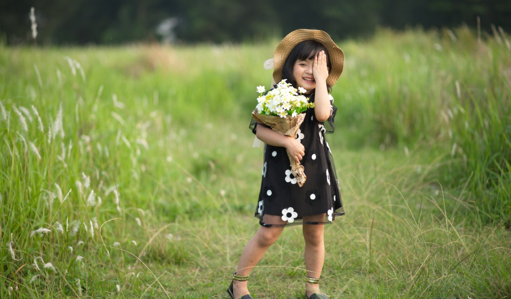 Маленькая девочка с букетом закрыла глаз 