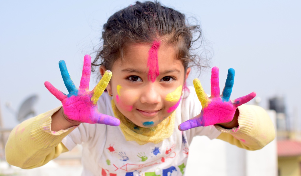 Маленькая девочка с руками в краске 