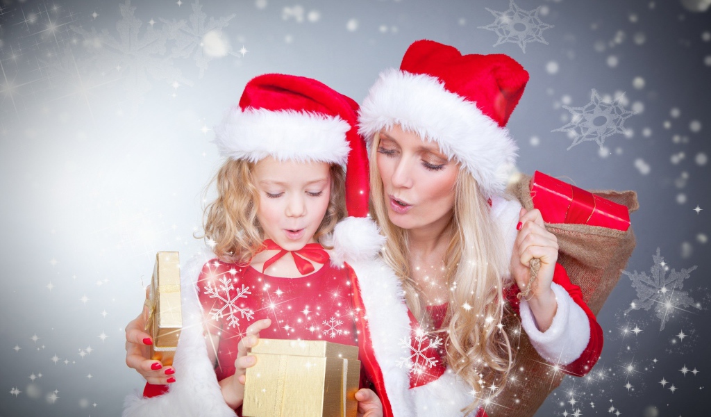 Маленькая девочка с мамой в новогодних костюмах с подарками