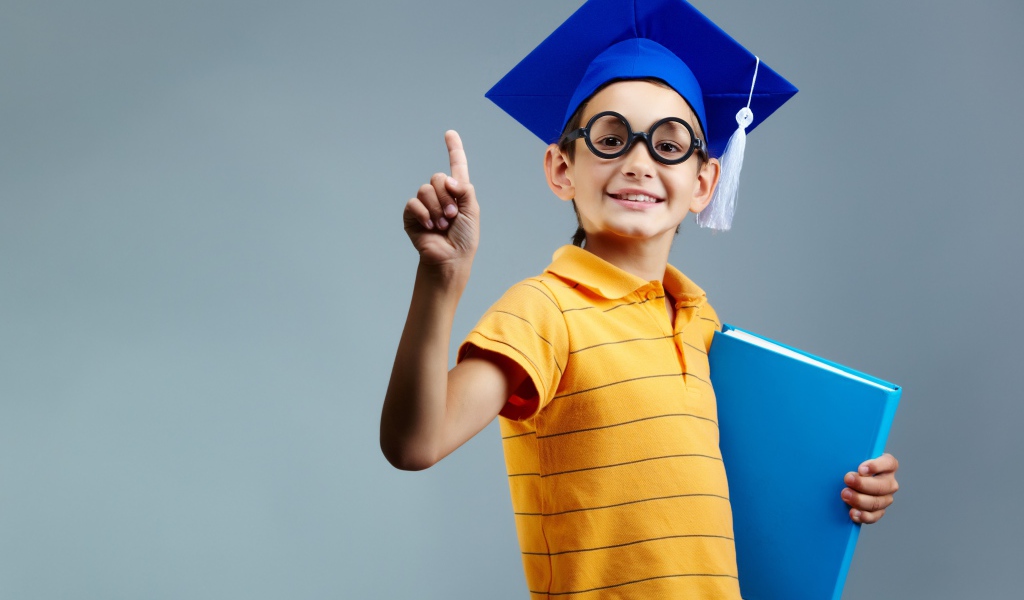 Маленький ученый мальчик с книгой в руке 