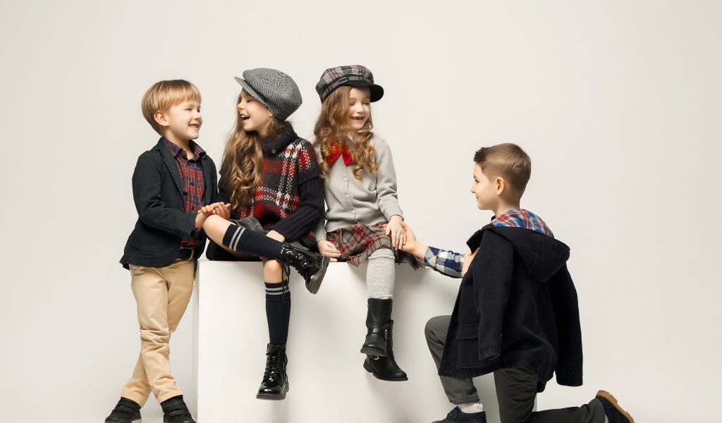 Маленькие стильные дети на сером фоне