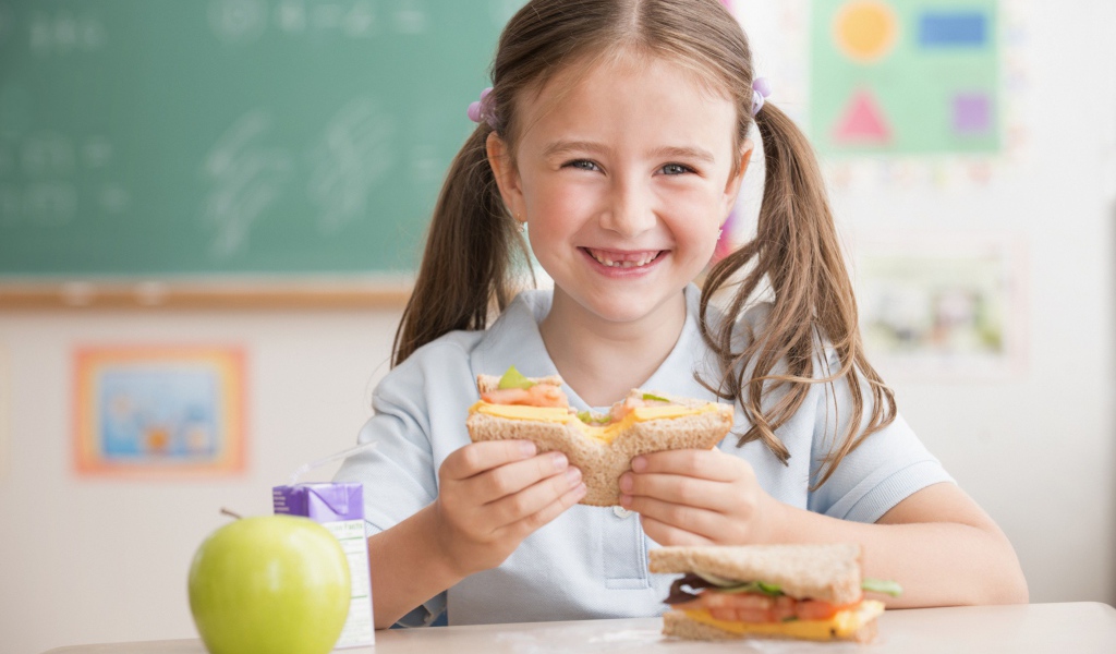 Улыбающаяся девушка школьница в столовой 