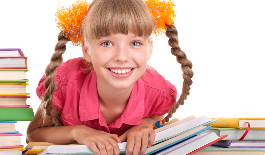 Улыбающаяся девочка с книгами на белом фоне