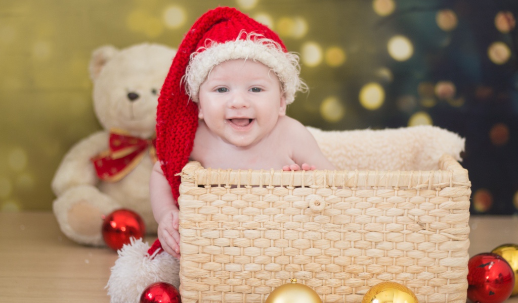 Улыбающийся малыш в корзине на новый год 