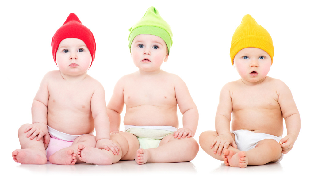 Три маленьких  мальчика на белом фоне