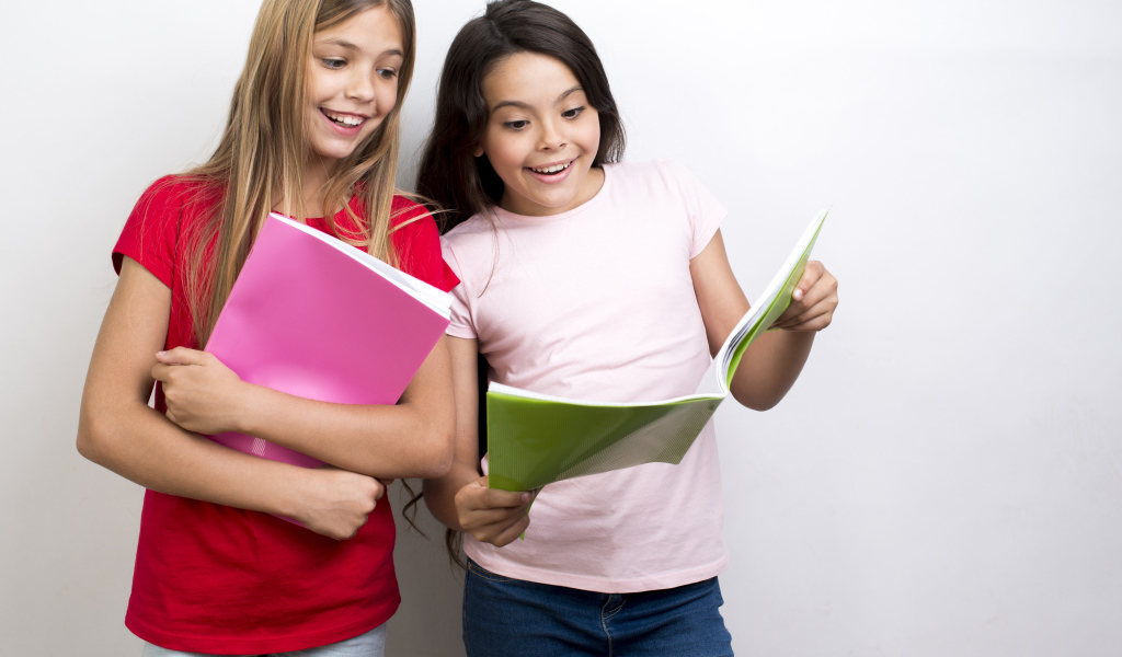 Две маленькие девочки школьницы с тетрадями