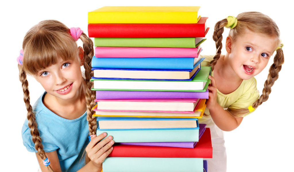 Две маленькие девочки с разноцветными книгами на белом фоне